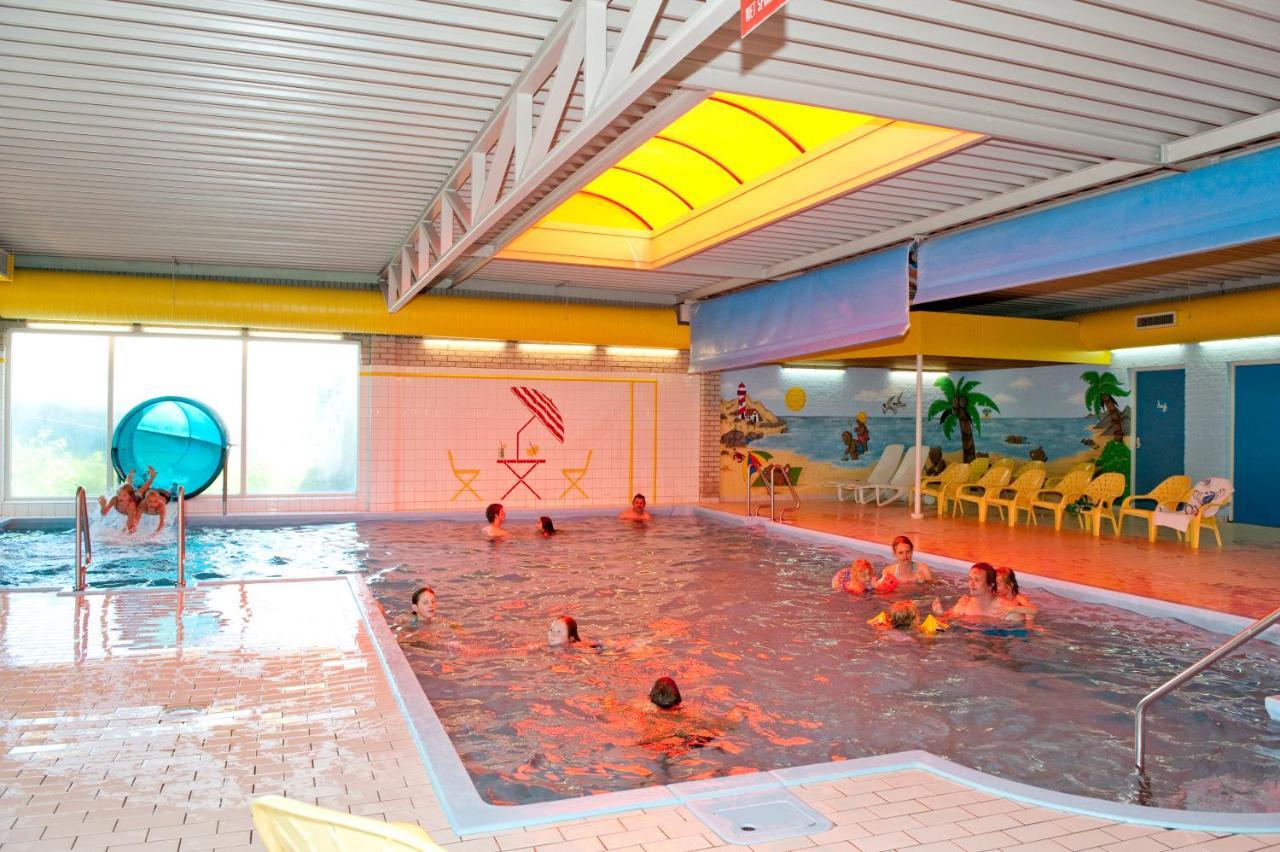 Luxe 5-persoons chalet op familiecamping Baarland Extérieur photo
