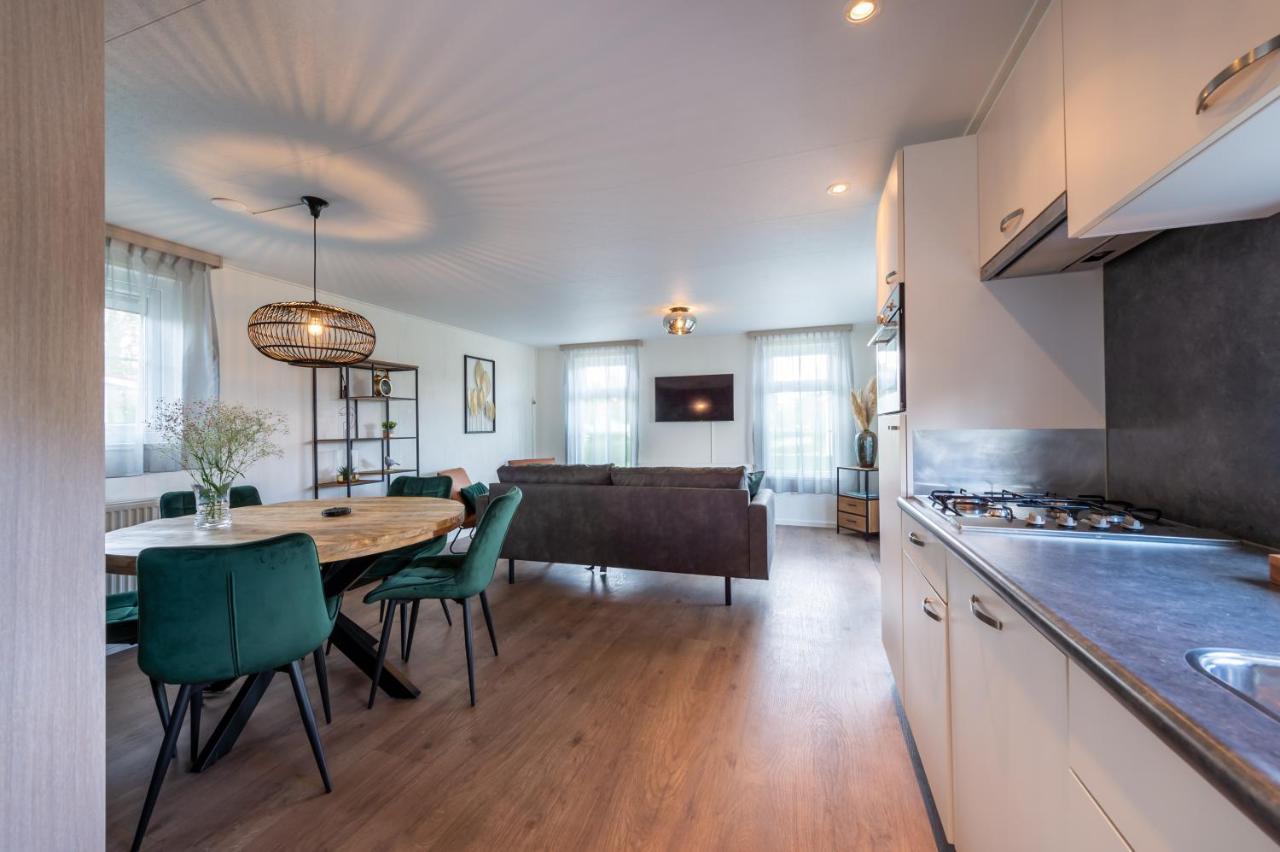 Luxe 5-persoons chalet op familiecamping Baarland Extérieur photo
